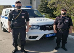 В Волжском полицейские на руках вытащили мужчину из полыхающей квартиры