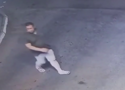 На девушек массово нападает неизвестный на юге Волгограда