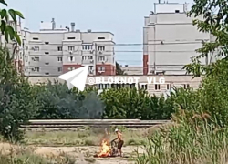 "Он жжет провода посреди улицы!": волгоградцы сняли на видео возгорание  