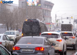 В Волгограде из-за снегопада перекрыли въезд для грузовиков
