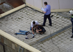 Женщина выпала с 13 этажа: подробности трагедии в элитной высотке в центре Волгограда