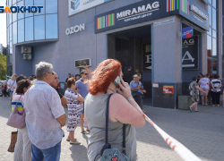 "Сигнализация вовсю трещала!": торговцы у руин рынка в Волжском рассказали о спасении с пожара