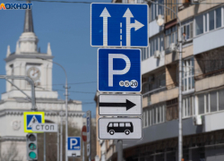 Залепят номер бумажкой и стоят: в Волгограде зреет массовое возмущение халявщиками на платных парковках