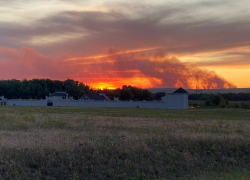 Страшный пожар на фоне кровавого заката сняли на видео под Волгоградом