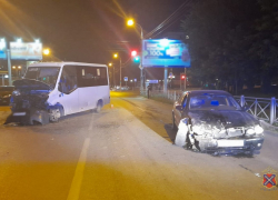 Эпичное ДТП: маршрутку и Jaguar с водителем без прав жестко разнесло в Волгограде 