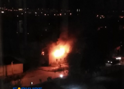 Ночной пожар в расселенной двухэтажке заставил задыхаться от едкой химии юг Волгограда