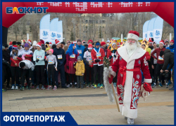 Сотни Дедов Морозов вышли в Волгограде на рождественский забег