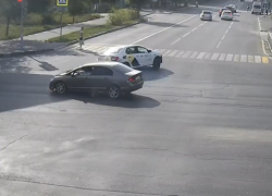 Сказочно повезло даме со стальными нервами на пешеходном переходе в Волгограде в момент ДТП