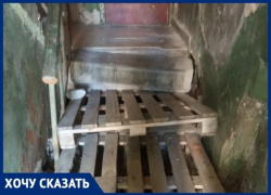Поддонами из-под помидоров отремонтировала УК аварийную лестницу в Волгограде