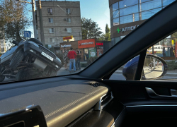 Эпичное ДТП с разворотом на перекрестке попало на видео в Волгограде