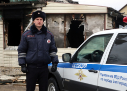 Многодетную семью из горящего дома спас полицейский в Волгограде