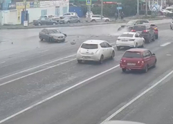 Эпичное ДТП с разворотом попало на видео на юге Волгограда