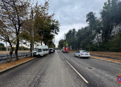 Четверо в больнице: маршрутка №56 влетела в столб в Волгограде 