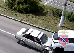 "Девятка" протаранила автовоз в Волгограде: видео