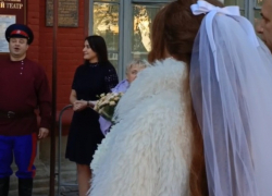 Пара поженилась в стенах самого загадочного в Волгограде театра