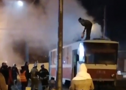 В Волгограде водитель тушил трамвай,  пока пожарные стояли рядом: видео 