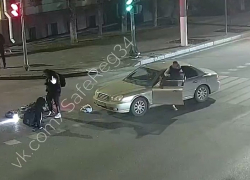 Двух курьеров сбила легковушка на проклятом перекрестке в центре Волгограда: видео