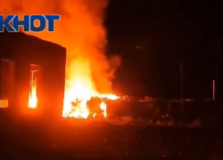 Ночной пожар на мусороперегрузочной станции в Калаче-на-Дону попал на видео 