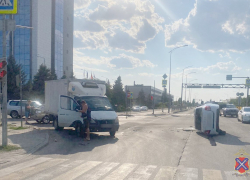 Два ребенка госпитализированы после ДТП с переворотом в Волгограде: видео 