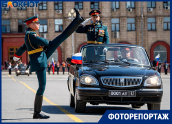 Оглушительные выстрелы и мощная техника: яркие кадры с генеральной репетиции парада Победы в Волгограде