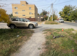 Автомобиль сбил 9-летнего самокатчика в Волгограде 