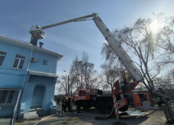 Поликлиника загорелась на юге Волгограда —  видео