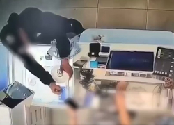 Дерзкое ограбление ювелирного с гранатой в руках попало на видео в центре Волгограда