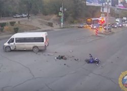 Байкер влетел в маршрутку на Университетском проспекте в Волгограде — видео 