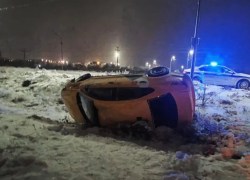 Пьяная волгоградка улетела в кювет в машине с тремя детьми