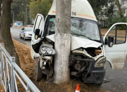 Брызги крови и вырванные сиденья: подробности ДТП с влетевшей в столб волгоградской маршруткой