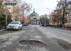 Отремонтированные в прошлом году дороги в центре Волгограда исчезли вместе со снегом
