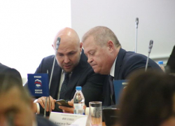 Залипают в дорогущие айфоны и болтают по телефону: первое заседание гордумы Волгограда