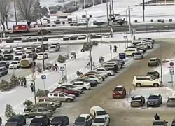 В Волгограде у «Европа Сити Молл» Mitsubishi протаранил столб: ДТП попало на видео