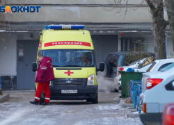 Медики спасают волгоградца после шок-наезда иномарки на пешеходов