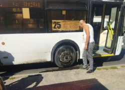 В Волгограде на ходу задымился автобус с пассажирами 