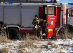 В полыхающем доме погиб сын, обожженную мать вытащили в Волгоградской области