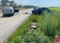 Два трупа среди месива металла: видео шок-ДТП в Волгограде