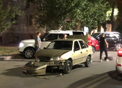 Нелепая авария в центре Волгограда: буксируемая Nexia задела припаркованный Land Rover