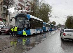 Трамваи встали в ряд на Ангарском в Волгограде 