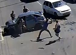 Волгоградец отомстил водителю Renault после ДТП: видео погрома 