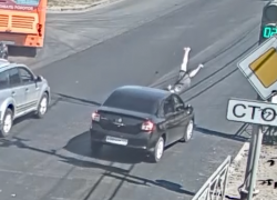 Отбросило от лобового стекла в воздух: на видео ДТП со спешащей волгоградкой
