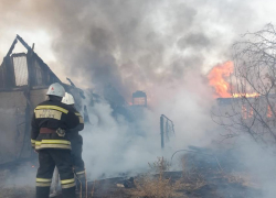 Час тушили пожар: женщина погибла в загоревшейся квартире в Волгоградской области