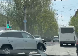 Серия шок-аварий на центральной магистрали попала на видео в Волгограде