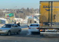 Грузовик из Грузии и «десятка» устроили затор в Волгограде