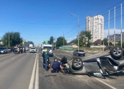 На видео попало ДТП с перевернувшейся иномаркой в Волгограде