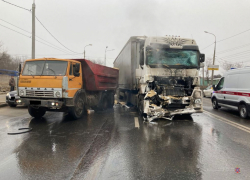 В Волгограде фура протаранила КамАЗ с лежащим под ним водителем 
