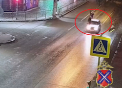 Пьяный водитель без прав снес 23-летнего парня в Волгограде – шок-видео