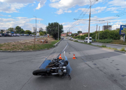 Нелепый случай убил байкера в Волгограде: видео с места ДТП