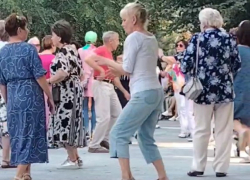 Блондинка приковала взгляды эффектным танцем как на шарнирах в центре Волгограда