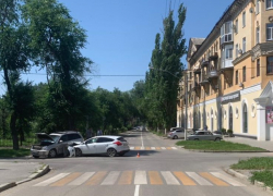 Две легковушки не поделили перекресток в Волгограде: есть пострадавшая